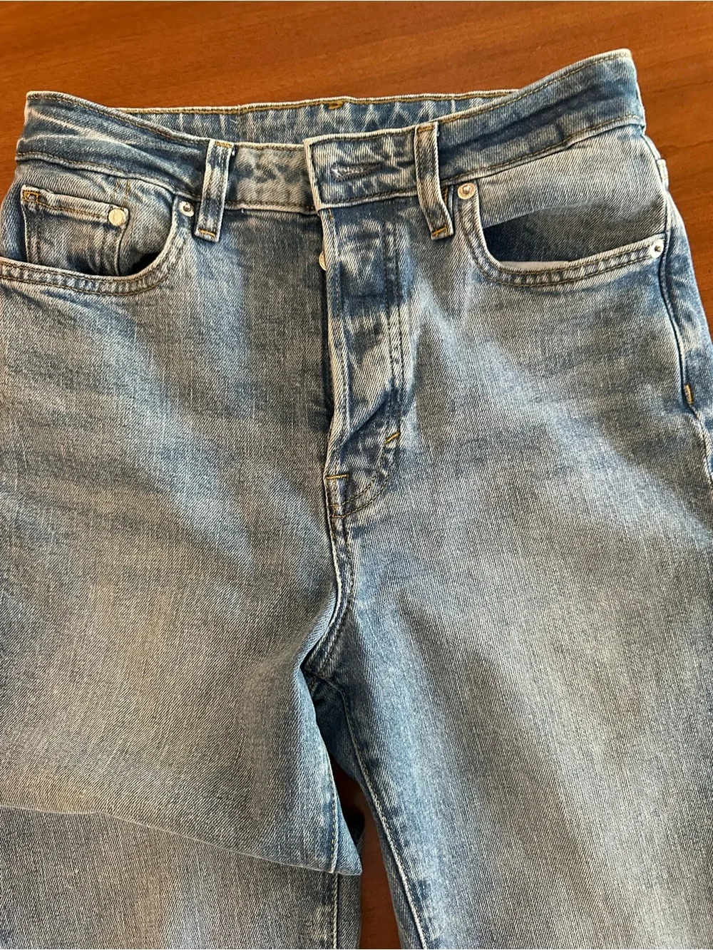 H&M &Denim Ultra High Waist Mom Jeans Women’s US 4 Light Wash Button Fly 26x28 - Picture 3 of 9